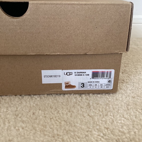 UGG Mid Boots - Picture 5 of 5